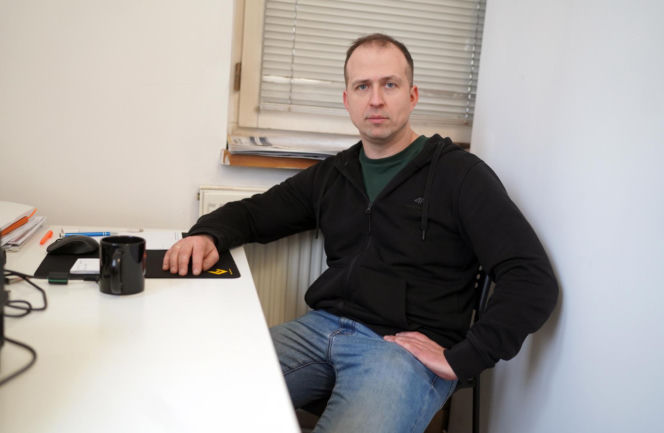 Uzbrojeni funkcjonariusze wtargnęli o świcie. YouTuber skuty przy płaczących dzieciach