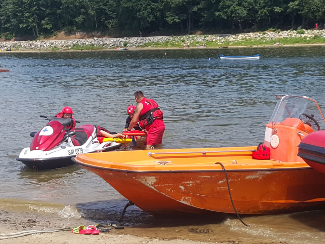 Pokazy ratowników WOPR na plaży miejskiej w Żywcu