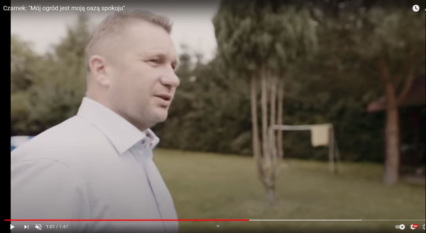 Luksusy Przemysława Czarnka. W ogrodzie basen i boisko 