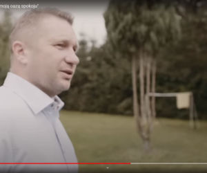 Luksusy Przemysława Czarnka. W ogrodzie basen i boisko 