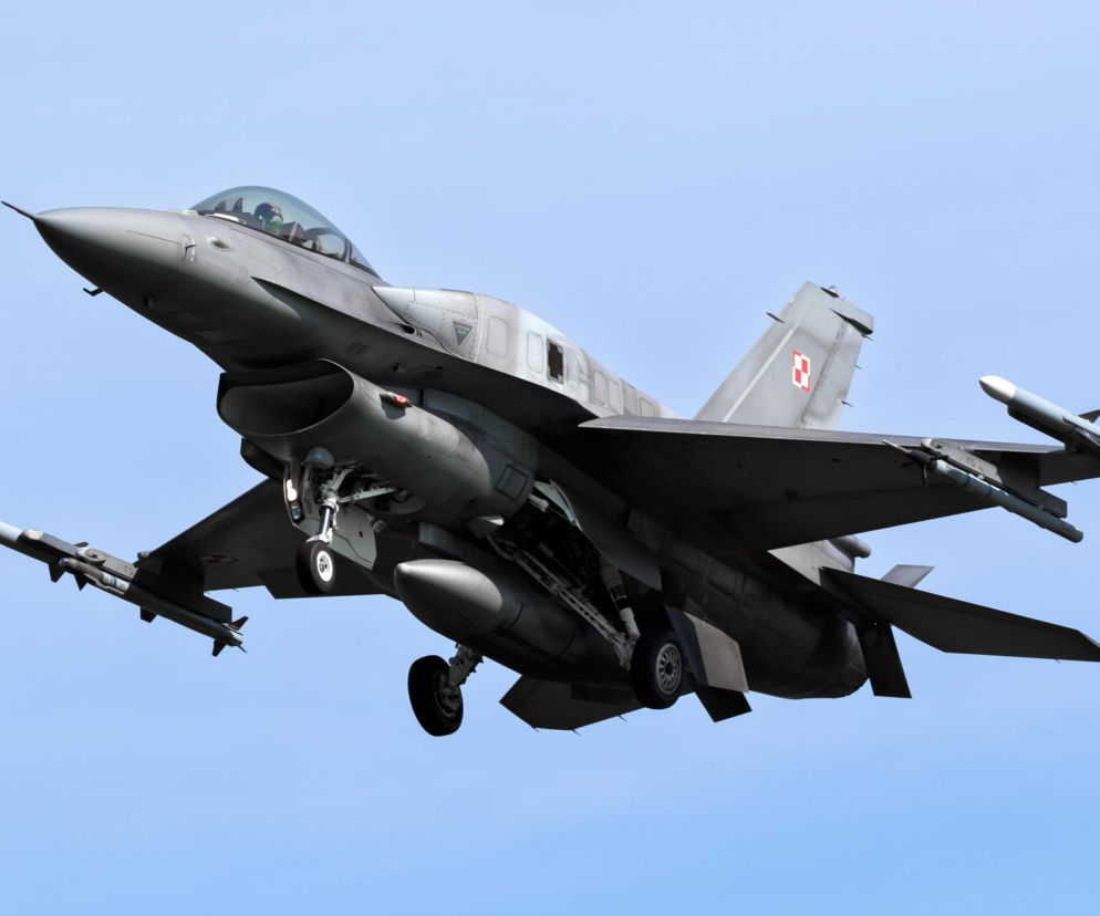 Polski myśliwiec F-16 w locie na tle błękitnego nieba. O manewrach NATO Steadfast Noon przeczytasz na SE Portal Obronny.