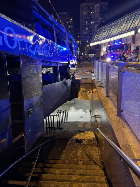 Wrocław. Autobus wjechał w przejście podziemne na rondzie Reagana