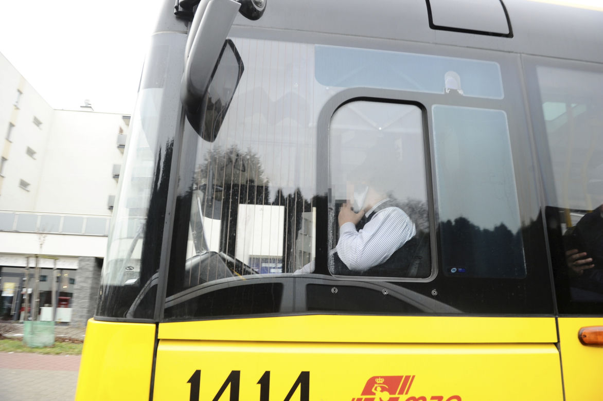 Kierowca autobusu prowadził i rozmawiał przez telefon 