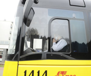 Kierowca autobusu prowadził i rozmawiał przez telefon 