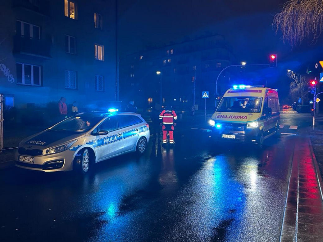 Warszawa, Praga-Południe. Na ulicy leżał zakrwawiony mężczyzna. Wyrzucono go z samochodu? 