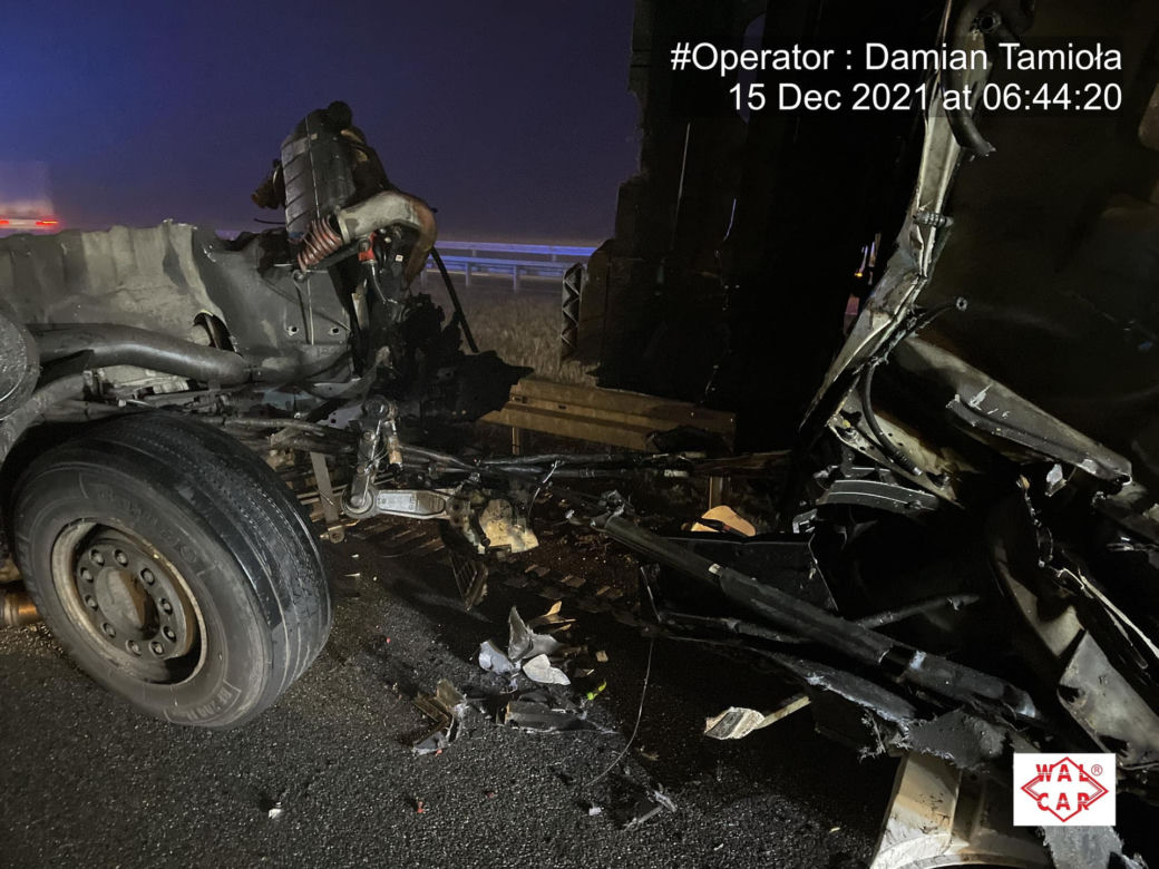 Dwie ciężarówki zderzyły się we mgle na autostradzie A1. Droga zablokowana