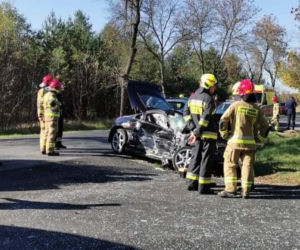 Miedźno: Nissan uderzył w autobus z dziećmi. Kierowca uciekał przed policją [ZDJĘCIA]