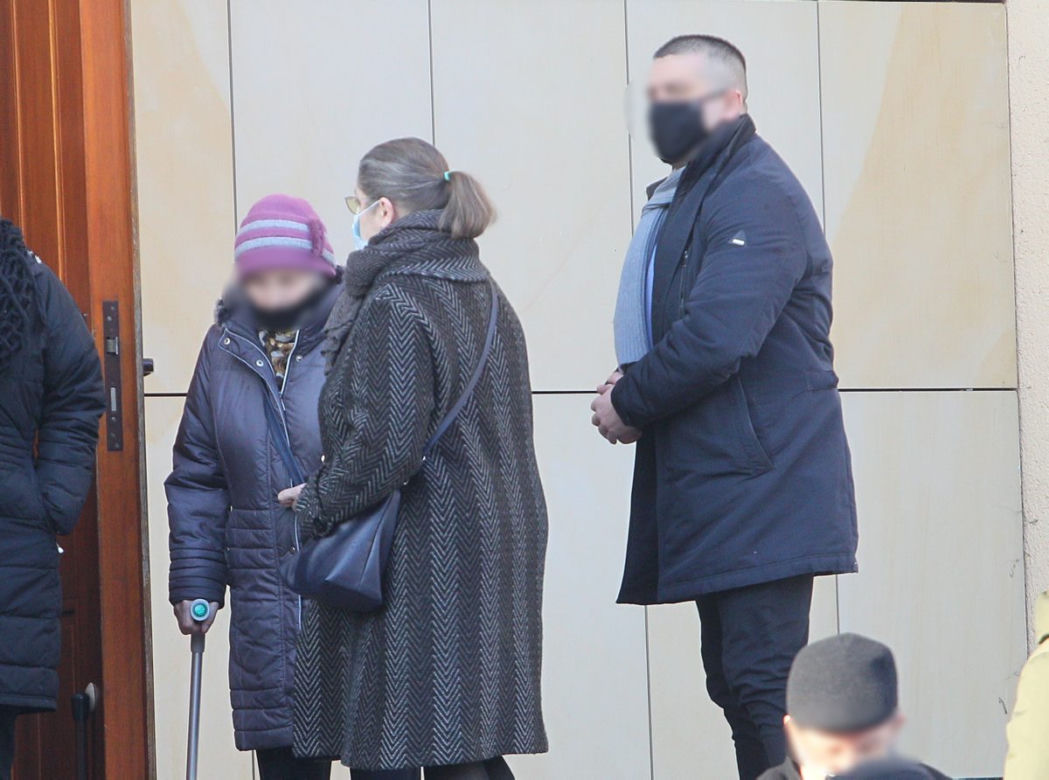 Krystyna Pawłowicz z ochroniarzem w niedzielny poranek
