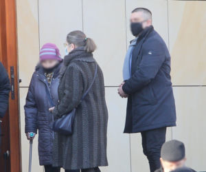 Krystyna Pawłowicz z ochroniarzem w niedzielny poranek