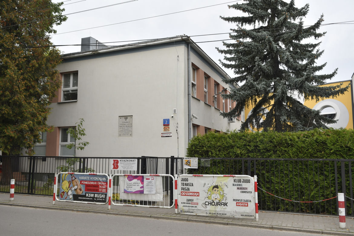 Rodzice puszczają dzieci na ulicę, bo… proboszcz wprowadził abonament za parking. "Gdzie teraz mamy parkować?"