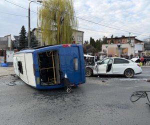 Wypadek w Markach. Autobus zderzył się z osobówką. Jest wielu rannych!