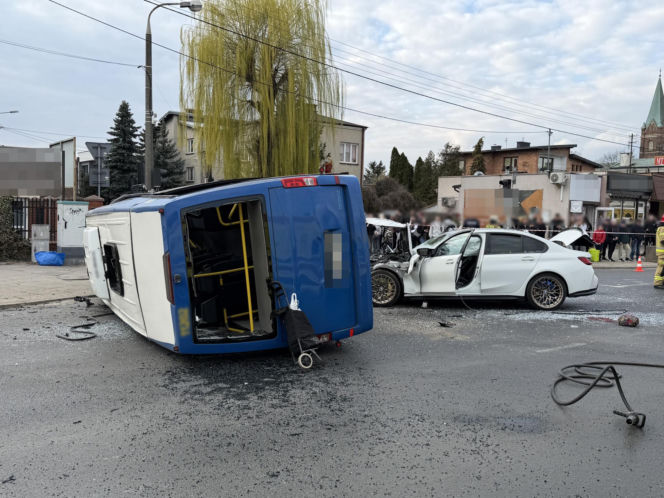 Wypadek w Markach. Autobus zderzył się z osobówką. Jest wielu rannych!