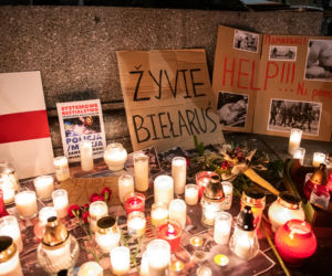 Manifestacja Białorusinów na rynku w Krakowie. Precz z Łukaszenką!