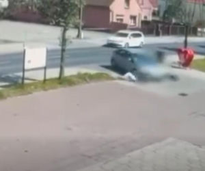 Dramatyczne nagranie z Szymanowa. Samochód zderzył się z hulajnogą