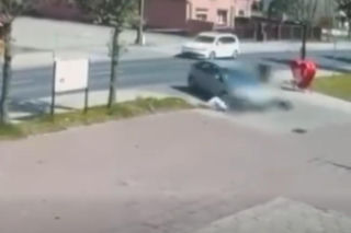Dramatyczne nagranie z Szymanowa. Samochód zderzył się z nastolatkiem na hulajnodze [FILM]