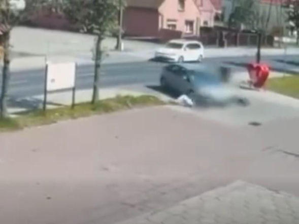 Dramatyczne nagranie z Szymanowa. Samochód zderzył się z hulajnogą