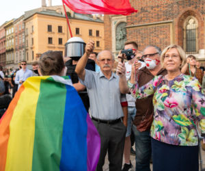 Małopolska kurator oświaty z różańcem na manifestacji środowisk LGBT