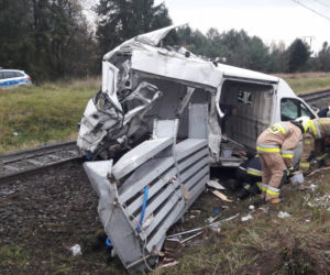 Groźny wypadek na torach w Grześce. Z busa nic nie zostało...