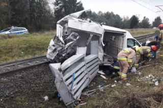 Groźny wypadek na torach w Grześce. Z busa nic nie zostało... [ZDJĘCIA]