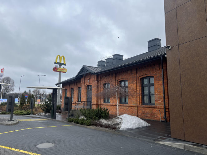 Nietypowy McDonald's przy ul. Radzymińskiej w Warszawie