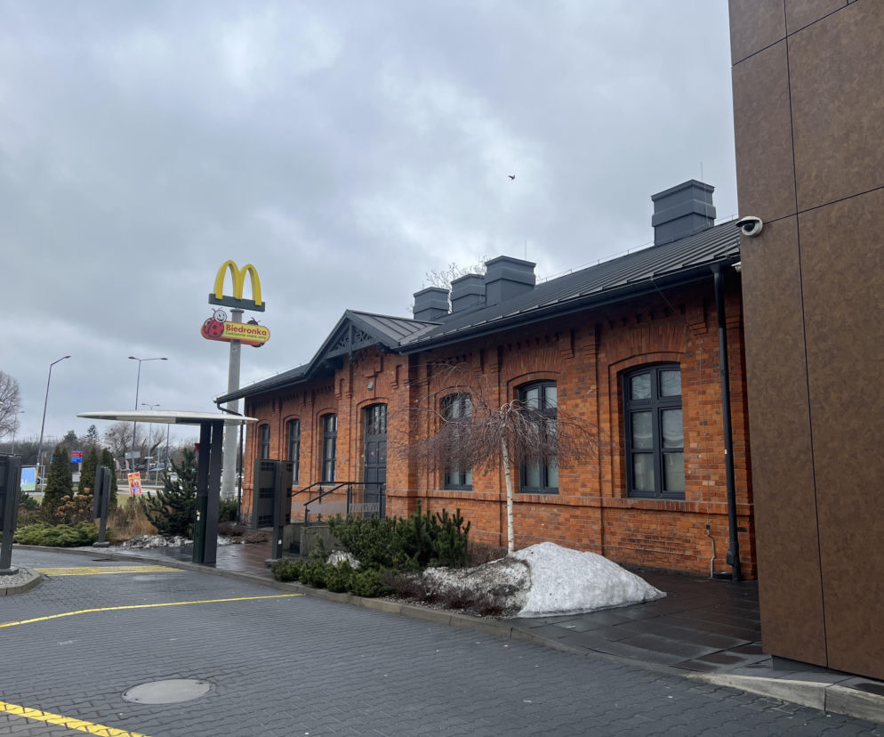 Zabytkowy budynek z czerwonej cegły z logotypem McDonald's. O ochronie zabytków przez sieć przeczytasz w Eska.