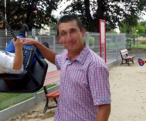 Skatowali Leszka na polnej drodze i odwieźli do domu. Nz.: ofiara