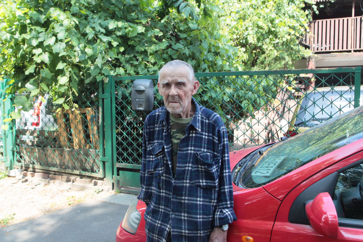 Emeryt umierał w swoim łóżku. Wokół stado psów. Gdy weszli do mieszkania, ich oczom ukazał się przerażający widok