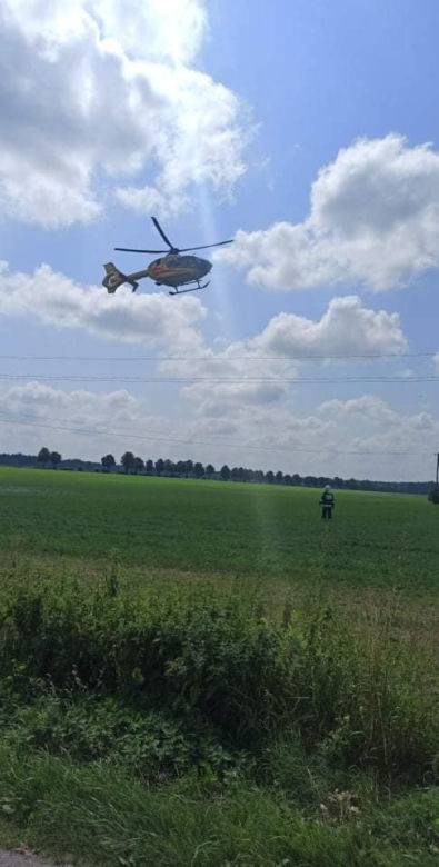 43-latka z trojgiem dzieci dachowała oplem pod Płońskiem! Rodzina ze Śląska w szpitalu. Lądował śmigłowiec [ZDJĘCIA]