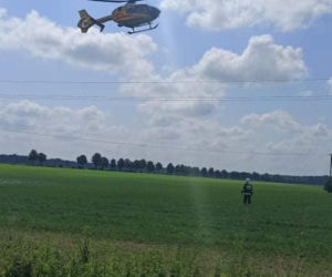 43-latka z trojgiem dzieci dachowała oplem pod Płońskiem! Rodzina ze Śląska w szpitalu. Lądował śmigłowiec [ZDJĘCIA]