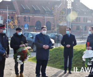 W Dniu Kolejarza złożyli kwiaty pod iławskim pomnikiem