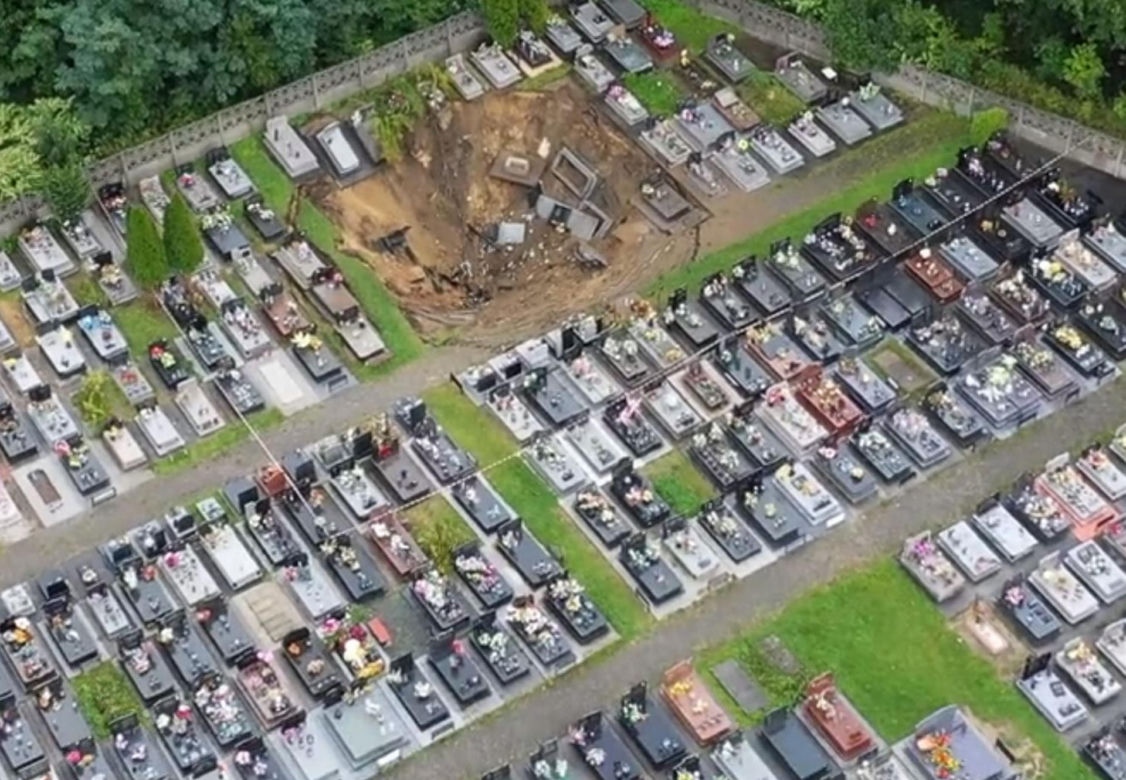 Pod cmentarzem zapadła się ziemia. Groby runęły do potężnego leju! Sceny grozy w Trzebini