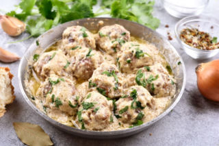 Pulpety z białej kiełbasy w sosie chrzanowo-porowym – świąteczna klasyka w zupełnie nowej odsłonie