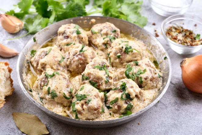 Pulpety z białej kiełbasy w sosie chrzanowo-porowym – świąteczna klasyka w zupełnie nowej odsłonie