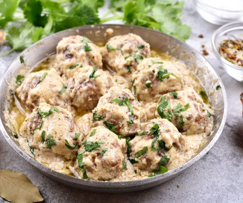 Pulpety z białej kiełbasy w sosie chrzanowo-porowym – świąteczna klasyka w zupełnie nowej odsłonie