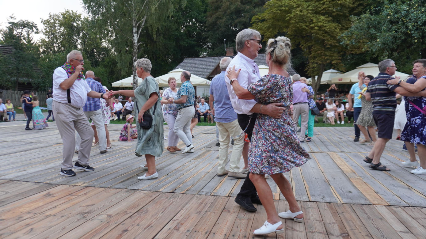 „Tańcowali” na parkiecie w Muzeum Wsi Lubelskiej aż miło było patrzeć! FOTORELACJA z sobotniej potańcówki
