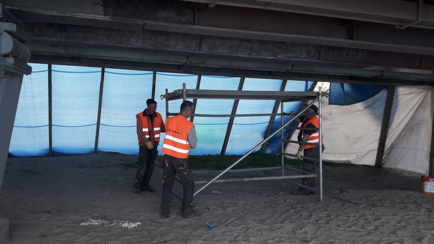Trwa remont wiaduktu kolejowego z kładką dla pieszych nad ulicą Grunwaldzką w Bydgoszczy [ZDJĘCIA]