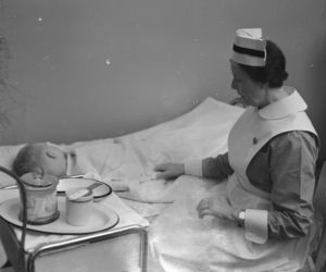 Pielęgniarka opiekuje się dzieckiem - 1964 r.