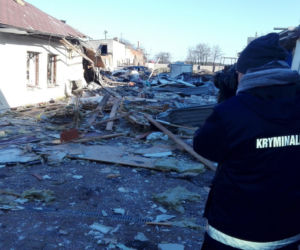 Wybuch przy ul. Łowickiej. Sprawą zajęła się prokuratura i policja