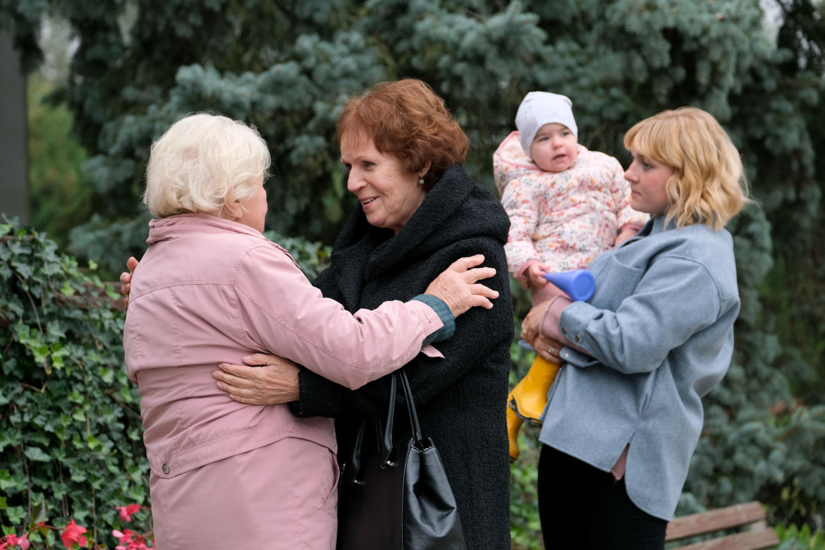 M jak miłość odc. 1631. Kalinka (Oliwia Kępka), Ula (Iga Krefft), Barbara (Teresa Lipowska), Aniela (Elżbieta Kijowska) - babcia Marzenki