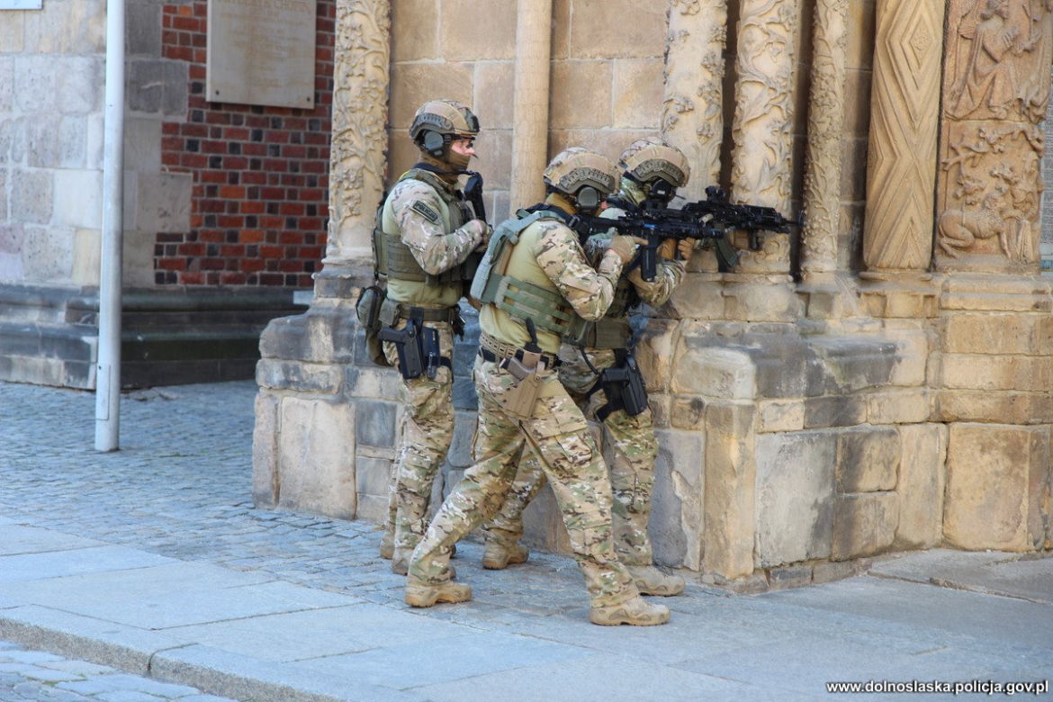 Brawurowa akcja kontrterrorystów na Ostrowie Tumskim. Odbijali zakładników z katedry 