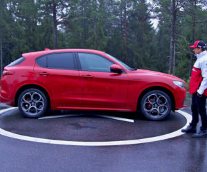 Kimi Raikkonen jeździ Alfą Romeo Stelvio