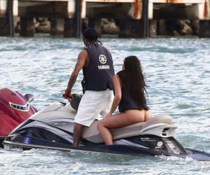 Tyga z dziewczyną na jachcie
