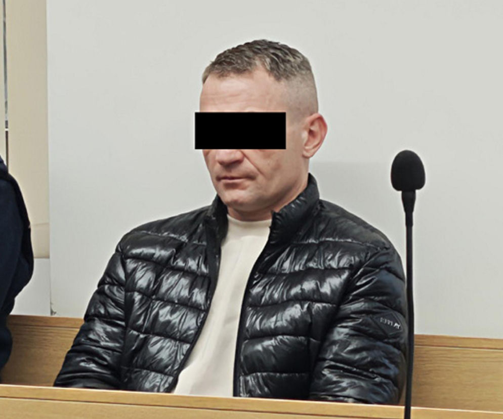 Oskarżony Piotr B. siedzi w sali sądowej. O procesie w sprawie zabójstwa 87-latki przeczytasz na Eska Śląskie.