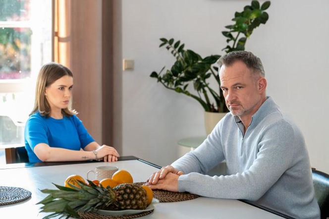 "Pierwsza miłość" odc. 4150-4154. Angelika trafia do szpitala. Bolesław okrutnie każe Elizę za zdradę