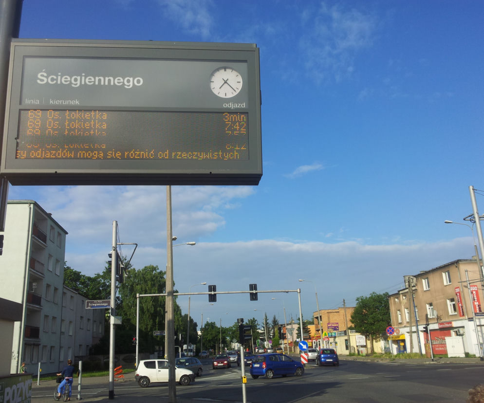 Czekając na tramwaj warto spojrzeć na tablice wyświetleń