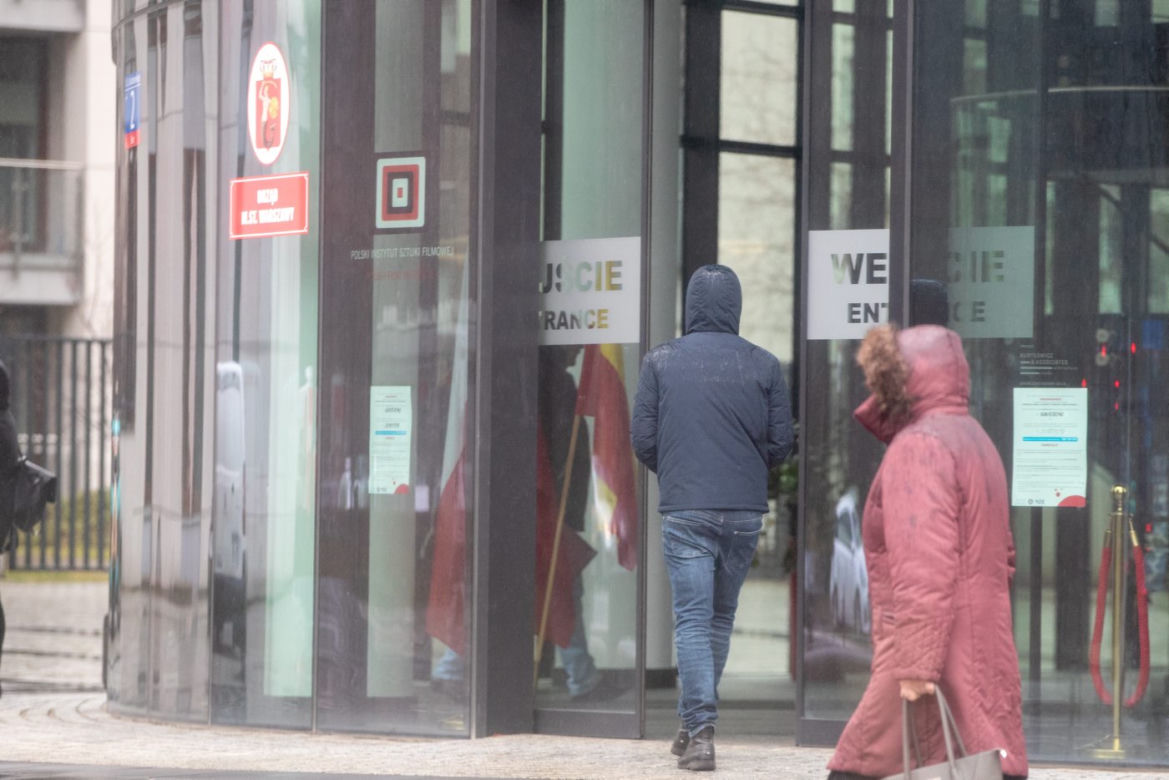 Antek Królikowski z mamą załatwia formalności pogrzebowe