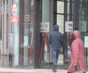 Antek Królikowski z mamą załatwia formalności pogrzebowe