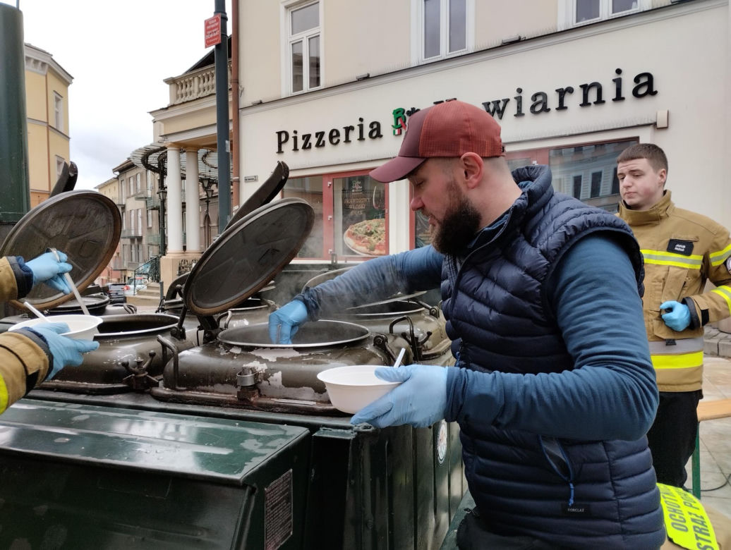 WOŚP 2024. Dziennikarze Radia ESKA rozgrzewają Tarnów pysznym żurkiem!
