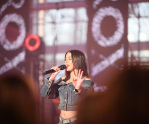 Roxie Węgiel z gołym brzuchem śpiewa dla najmłodszych