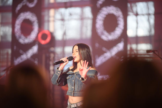 Roxie Węgiel z gołym brzuchem śpiewa dla najmłodszych